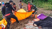 Foto: Tim SAR gabungan berjibaku mengevakuasi korban di tengah curamnya medan akibat longsor. (Rachmat Ariadi/detikSulsel)