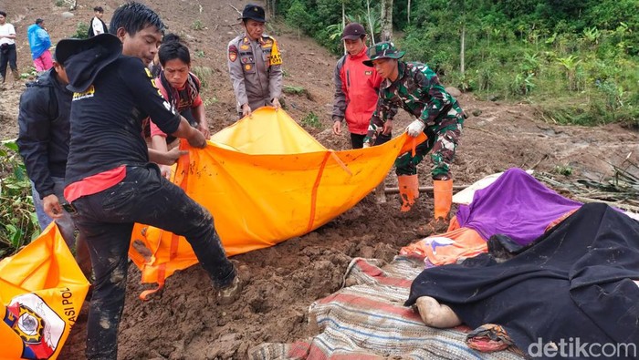Tim SAR gabungan berjibaku mengevakuasi korban di tengah curamnya medan. Tim SAR gabungan berjibaku mengevakuasi korban di tengah curamnya medan.