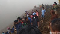 Foto: Tim SAR gabungan dibantu warga melakukan pencarian di lokasi longsor Tana Toraja, Sulsel. (Rachmat Ariadi/detikSulsel)