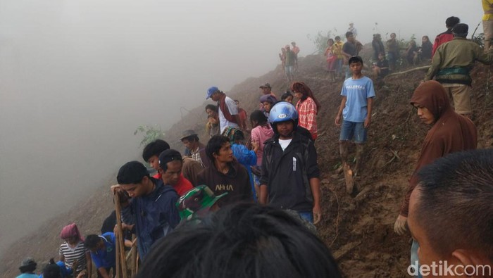 Tim SAR gabungan dibantu warga saat melakukan pencarian di lokasi longsor Tana Toraja, Sulsel.