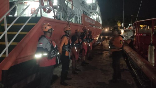 Tim SAR gabungan saat bersiap melakukan evakuasi terhadap seorang kru kapal berkebangsaan China yang mengalami kecelakaan kerja di sekitar perairan Tanjung Benoa, Bali. (Foto: Basarnas Bali)