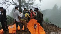 Foto: Tim SAR gabungan memasukan jasad korban longsor Tana Toraja ke dalam kantong jenazah. (Rachmat Ariadi/detikSulsel)