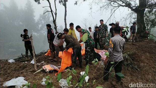 Tim SAR Gabungan saat melakukan evakuasi korban longsor di Makale, Tana Toraja.