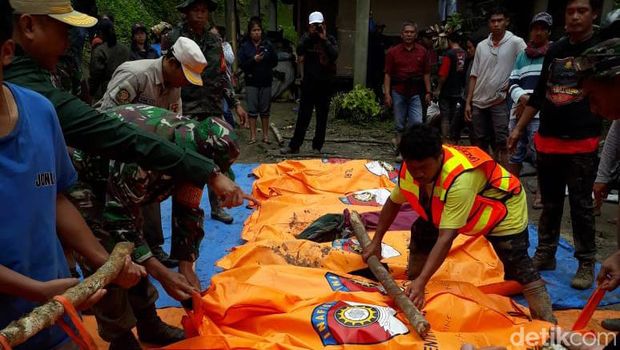 Tim SAR gabungan saat mengevakuasi jasad korban longsor di Tana Toraja, Sulsel.