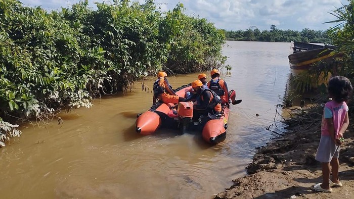 Tim SAR melakukan pencarian Aizah, bocah tenggelam dari Pompong di Sungai Berbak, Tanjab Timur