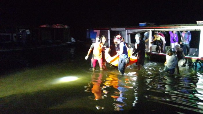 Tim SAR mengevakuasi korban tersambar petir di Banjar.
