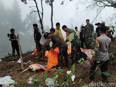 Potret Evakuasi 19 Korban Longsor di Tator hingga 15 Orang Ditemukan Tewas