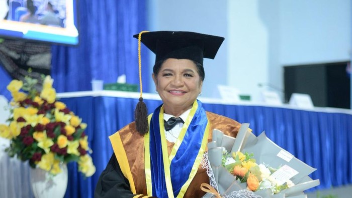 uru besar perempuan pertama dari Flores Timur, NTT, Prof. Dr. Bernadete Barek Koten, S.Pt., MP. (Dok. pribadi Prof Bernadete Koten)