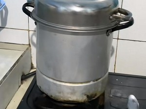Viral Bikin Ngakak, Nenek Kukus Nasi Kuning Ditinggal Mandi, Malah Jadi Begini