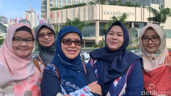 Warga bernama Onni (51) dan teman-teman SMA-nya reuni di anjungan Halte Bundaran HI saat CFD ditiadakan (Brigitta Belia/detikcom)