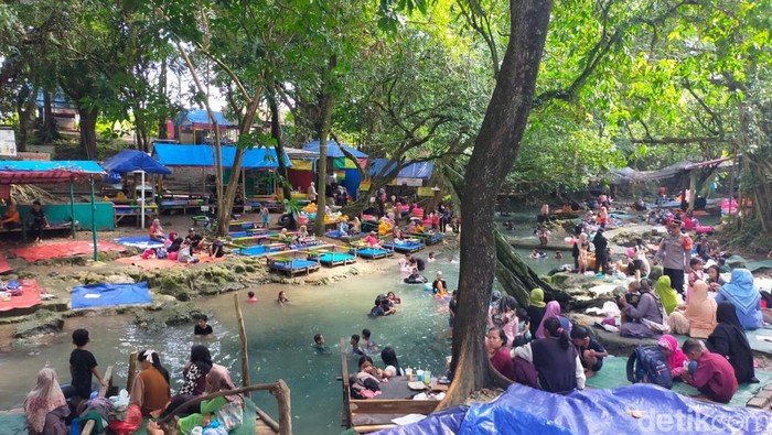Wisata mata air Grogolan Bojonegoro ramai diserbu wisatawan saat libur Lebaran