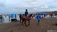 Berbagai aktivitas dilakukan wisatawan dari mulai berenang, bermain pasir, berkuda, atv motor hingga botram atau makan bersama. Foto: Aldi Nur Fadilah/detikJabar