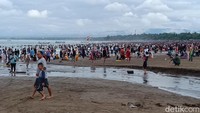 Pengunjung di Pantai Pangandaran membludak pada Minggu (14/4/2024) pagi pukul 08.00 WIB. Foto: Aldi Nur Fadilah/detikJabar