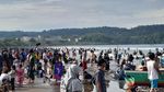 Lautan Manusia di Pantai Pangandaran Saat Libur Lebaran