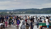 Lautan manusia memenuhi bibir pantai barat dari pos 1 Cagar Alam Pangandaran hingga Pangandaran Sunset. Foto: Aldi Nur Fadilah/detikJabar