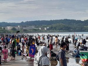 Lautan Manusia di Pantai Pangandaran Saat Libur Lebaran