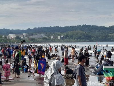 Lautan Manusia di Pantai Pangandaran Saat Libur Lebaran