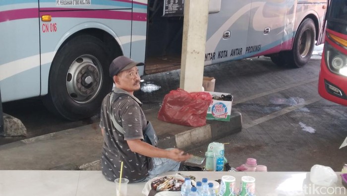Yani, pedagang kopi di Terminal Harjamukti Kota Cirebon.