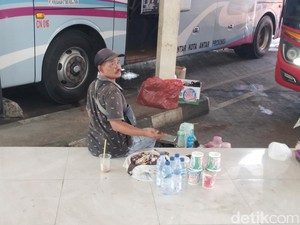 Mudik Berkah Bagi Pedagang Kopi di Terminal Harjamukti Cirebon