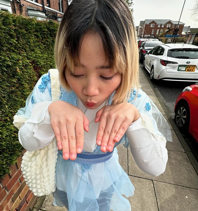 Tampil tak berhijab, warna rambut Zara pun tak kalah curi atensi. Rambutnya itu tampak ombre dengan bagian atas berwarna hitam dan bawah berwarna pirang. Foto: Instagram/@camilliazr