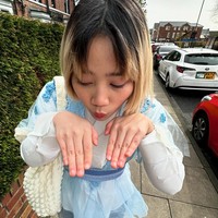 Tampil tak berhijab, warna rambut Zara pun tak kalah curi atensi. Rambutnya itu tampak ombre dengan bagian atas berwarna hitam dan bawah berwarna pirang. Foto: Instagram/@camilliazr