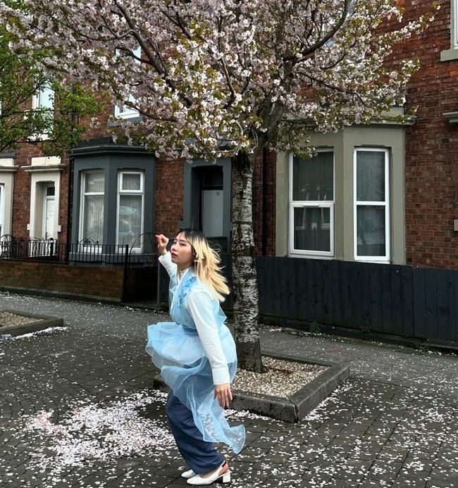 Penampilan Zara yang kini sudah tak berhijab pun langsung dibanjiri beragam komentar netizen. Beberapa tampak menyayangkan keputusannya untuk melepas hijab. Zara kamu cantik.. pas pakai Hijab kamu lebih cantik lagi .. Minal aidzin walfaidzin ya Zara .. tulis salah satu komentar. Foto: Instagram/@camilliazr