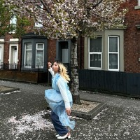 Penampilan Zara yang kini sudah tak berhijab pun langsung dibanjiri beragam komentar netizen. Beberapa tampak menyayangkan keputusannya untuk melepas hijab. Zara kamu cantik.. pas pakai Hijab kamu lebih cantik lagi .. Minal aidzin walfaidzin ya Zara .. tulis salah satu komentar. Foto: Instagram/@camilliazr