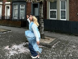 Penampilan Zara yang kini sudah tak berhijab pun langsung dibanjiri beragam komentar netizen. Beberapa tampak menyayangkan keputusannya untuk melepas hijab.