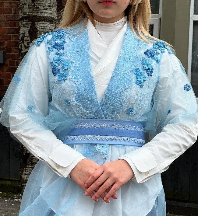 Di momen Lebaran kemarin Zara tampak mengenakan atasan putih lengan panjang dipadukan dengan celana panjang dan outer berwarna biru menerawang. Foto: Instagram/@camilliazr