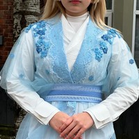 Di momen Lebaran kemarin Zara tampak mengenakan atasan putih lengan panjang dipadukan dengan celana panjang dan outer berwarna biru menerawang. Foto: Instagram/@camilliazr