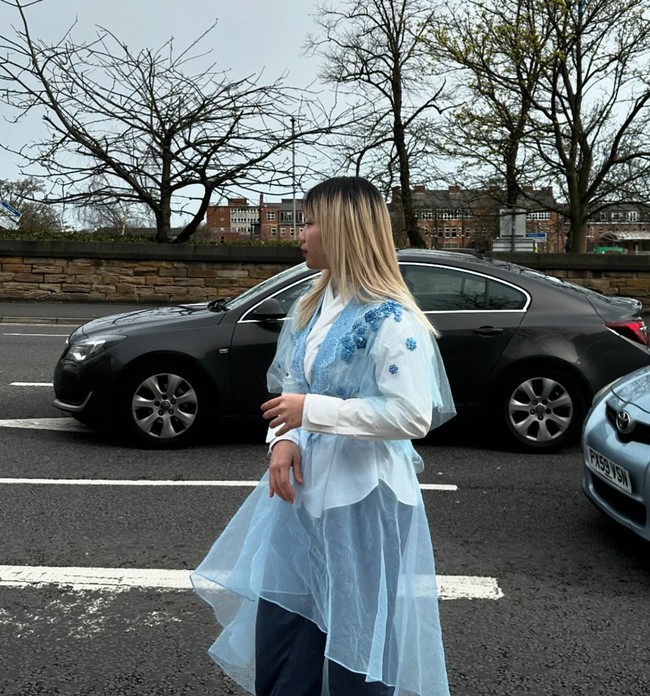 Pemilik nama lengkap Camillia Laetitia Azzahra atau Zara perdana memamerkan penampilannya tanpa hijab saat momen Lebaran 2024 di Inggris. Sebelumnya Zara sendiri memang sudah mempublikasikan keputusannya untuk melepas hijab setelah melalui pertimbangan yang panjang dengan keluarganya. Foto: Instagram/@camilliazr