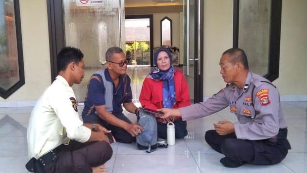 Anggota Polres Lampung Tengah, Aiptu Supriyanto, menemukan tas berisi uang tunai Rp 100 juta yang tertinggal di sebuah toilet rest area KM 116 A Tol Trans Sumatera (dok istimewa)