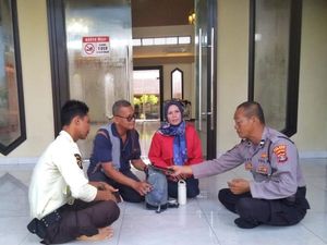 Polisi Lampung Kembalikan Tas Pemudik Berisi Uang Rp 100 Juta yang Tertinggal