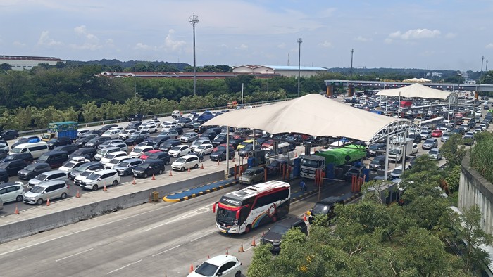 Kemacetan Parah Terjadi Akibat Antrean Kendaraan Panjang di Gerbang Tol Cikampek Utama Menuju Jakarta