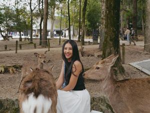 Cantiknya Anya Geraldine Liburan di Taman Nara Jepang