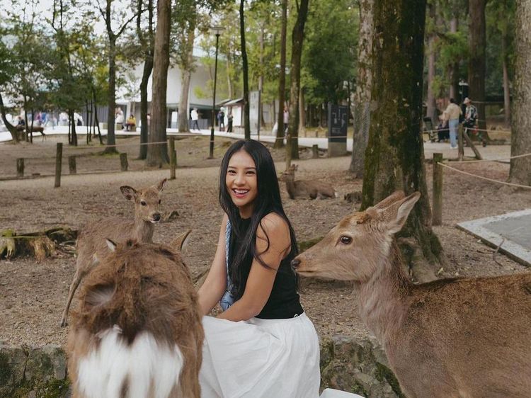 Cantiknya Anya Geraldine Liburan di Taman Nara Jepang