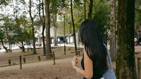 Banyak netizen yang memuji senyumnan Anya yang brgitu manis. Namun ada juga yang bercanda, Anya sedang di Bogor.  (dok Anya Geraldine/Instagram)