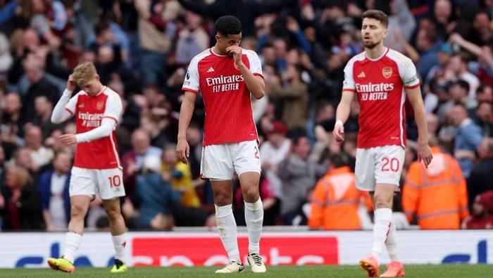 Soccer Football - Premier League - Arsenal v Aston Villa - Emirates Stadium, London, Britain - April 14, 2024 Arsenals William Saliba and Jorginho look dejected Aston Villas Ollie Watkins scores their second goal Action Images via Reuters/Paul Childs NO USE WITH UNAUTHORIZED AUDIO, VIDEO, DATA, FIXTURE LISTS, CLUB/LEAGUE LOGOS OR LIVE SERVICES. ONLINE IN-MATCH USE LIMITED TO 45 IMAGES, NO VIDEO EMULATION. NO USE IN BETTING, GAMES OR SINGLE CLUB/LEAGUE/PLAYER PUBLICATIONS.