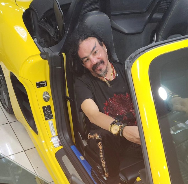 Sang master magician, Limbad juga melakukan sulam alis yang unik untuk tampil beda. Tentu penampilannya sungguh berbeda dengan sebelumnya. Foto: Instagram @limbadindonesia 