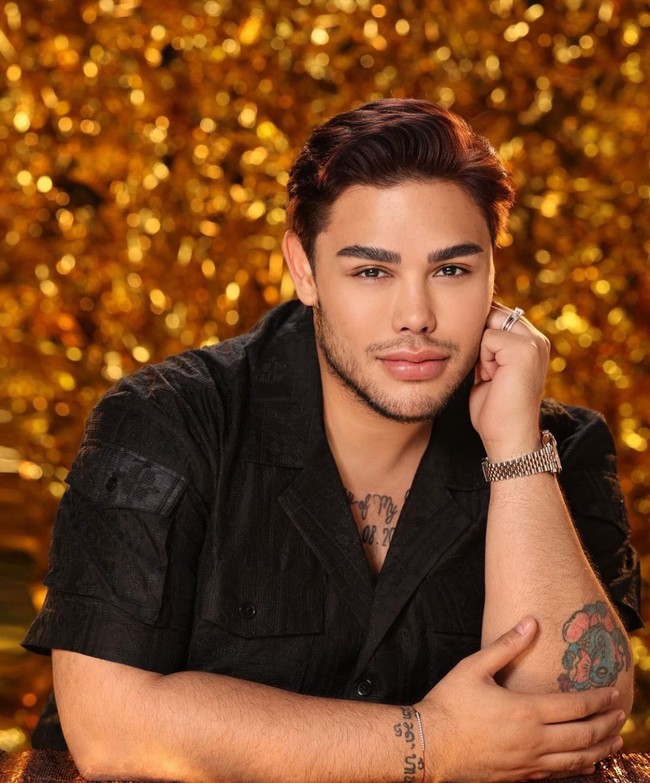 Ivan Gunawan tentu menjadi salah satu selebriti pria yang melakukan sulam alis. Gaya sulam alisnya membuat Ivan Gunawan terlihat berbeda dari sebelumnya.