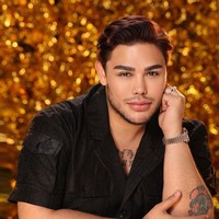 Ivan Gunawan tentu menjadi salah satu selebriti pria yang melakukan sulam alis. Gaya sulam alisnya membuat Ivan Gunawan terlihat berbeda dari sebelumnya.