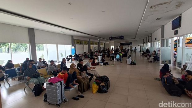 Sejumlah penumpang menunggu keberangkatan bus di ruang tunggu terminal Bulupitu Purwokerto, Kabupaten Banyumas, Senin (15/4/2024).