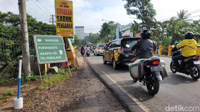 Papan penunjuk arah menuju Tol Pemalang terpasang di Simpang 3 Kalibagor, Kabupaten Banyumas, Senin (15/4/2024).