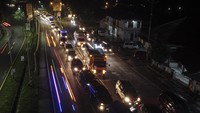 Arus balik H+3 Lebaran dari Tasikmalaya menuju Bandung terpantau padat merayap dan terjadi antrean kendaraan dari Sindangkasih, Kabupaten Ciamis hingga Indihiang, Kota Tasikmalaya.