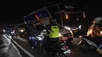 Polisi mengatur arus lalu lintas pemudik di jalur selatan, Kabupaten Tasikmalaya, Jawa Barat, Minggu (14/4/2024).