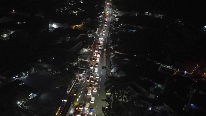 Arus balik lebaran di jalur selatan Polisi mengatur arus lalu lintas pemudik di jalur selatan, Kabupaten Tasikmalaya, Jawa Barat, Minggu (14/4/2024). Arus balik H+3 lebaran dari Tasikmalaya menuju Bandung terpantau padat merayap dan terjadi antrean kendaraan dari Sindangkasih, Kabupaten Ciamis hingga Indihiang, Kota Tasikmalaya. ANTARA FOTO/Adeng Bustomi/Spt.