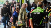 Menurut data PT Kereta Api Indonesia (Persero) Daop 1 Jakarta, pada arus balik H+4 Lebaran atau Senin (15/4) sebanyak 15.000 penumpang kereta api akan tiba di Stasiun Gambir.