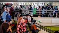 Sejumlah pemudik kereta api Argo Parahyangan berjalan keluar setibanya di Stasiun Gambir, Jakarta, Senin (15/4/2024).