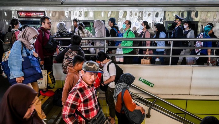 Sejumlah pemudik kereta api Argo Parahyangan berjalan keluar setibanya di Stasiun Gambir, Jakarta, Senin (15/4/2024). Menurut data PT Kereta Api Indonesia (Persero) Daop 1 Jakarta, pada arus balik H+4 Lebaran atau Senin (15/4) sebanyak 15.000 penumpang kereta api akan tiba di Stasiun Gambir. ANTARA FOTO/Rivan Awal Lingga/Spt.