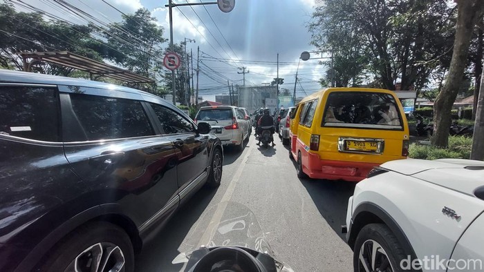 Arus lalu lintas di kawasan Lembang, Kabupaten Bandung Barat (KBB) pada H+5 libur lebaran tahun ini masih cukup padat.